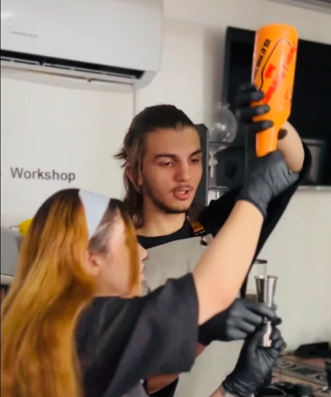 فلیر، حرکات نمایشی در نوشیدنی سازی-2